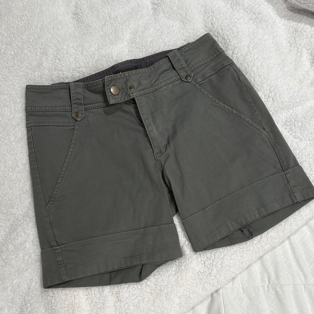 nau Women’s size 4 Organic cotton shorts with pockets
